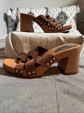 The Leather collection Women’s Brown Studded Chunky Heel Mules clogs Sz 7M